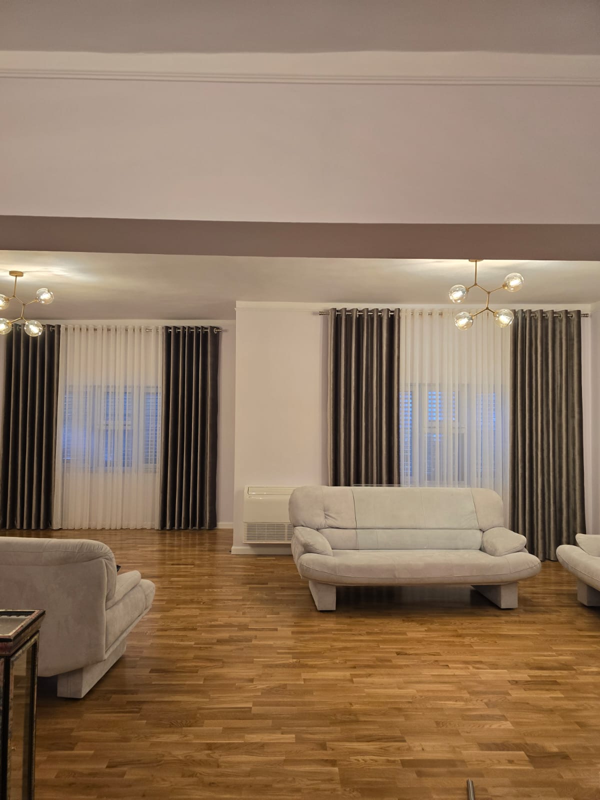 Perde të qepura me dorë nga artizanët tanë me përvojë